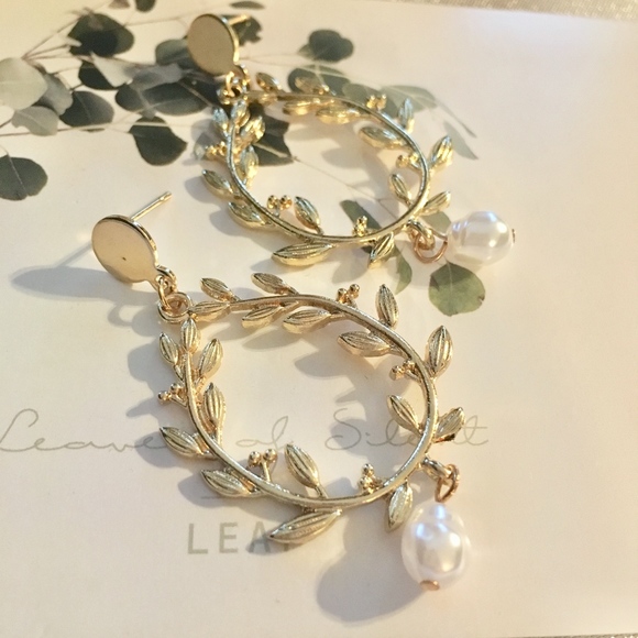 Floral Wreath Freshwater Pearl Gold Hoop Earrings - Picture 5 of 6